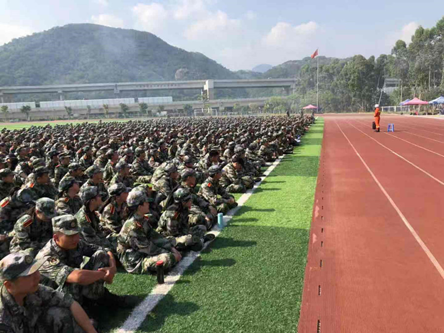 消防大队组织福建商学院2000余名大一新生开展消防进军训活动