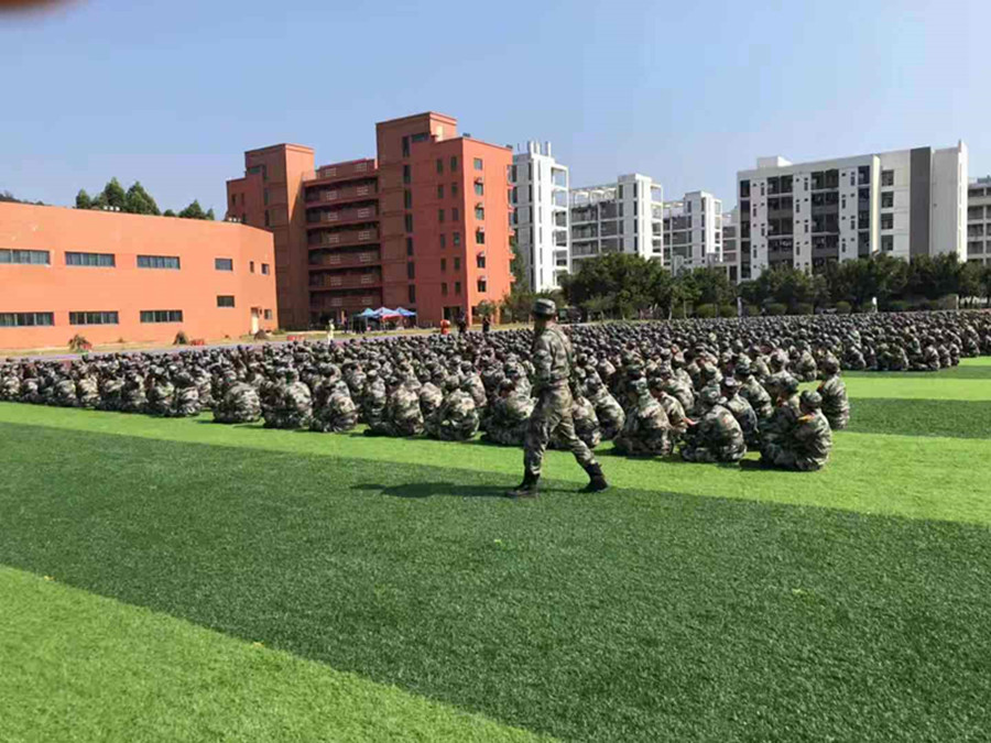 消防大队组织福建商学院2000余名大一新生开展消防进军训活动