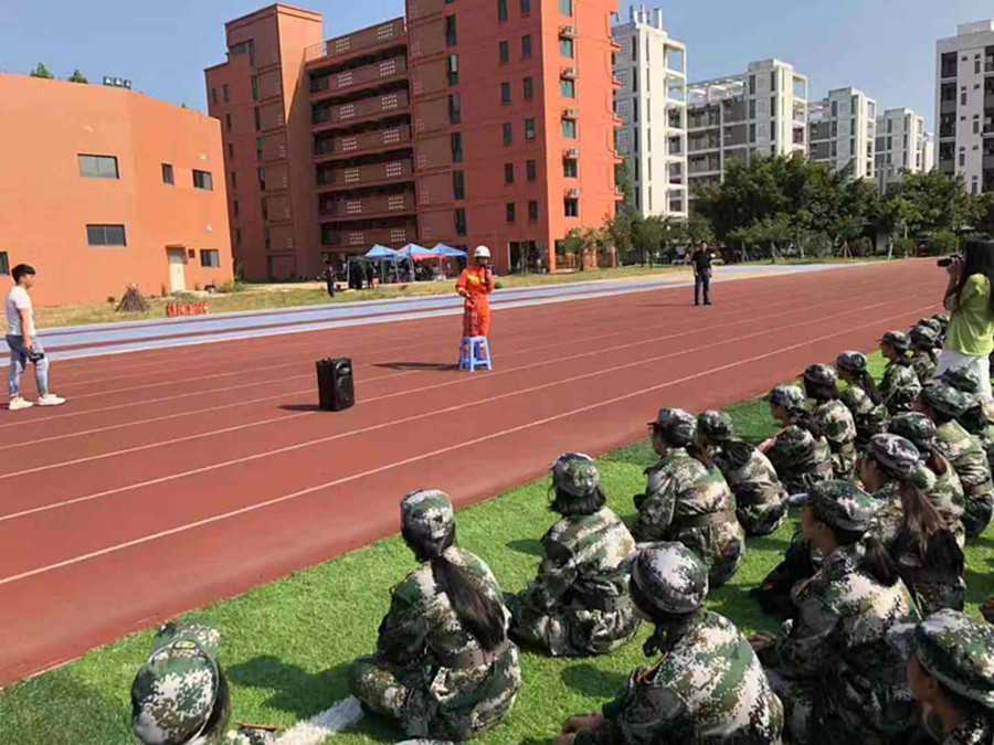 消防大队组织福建商学院2000余名大一新生开展消防进军训活动